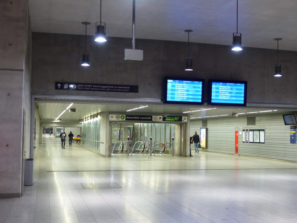 A Kelenföldi pályaudvar modern aluljárója, középen a metróhoz vezető lejáróval