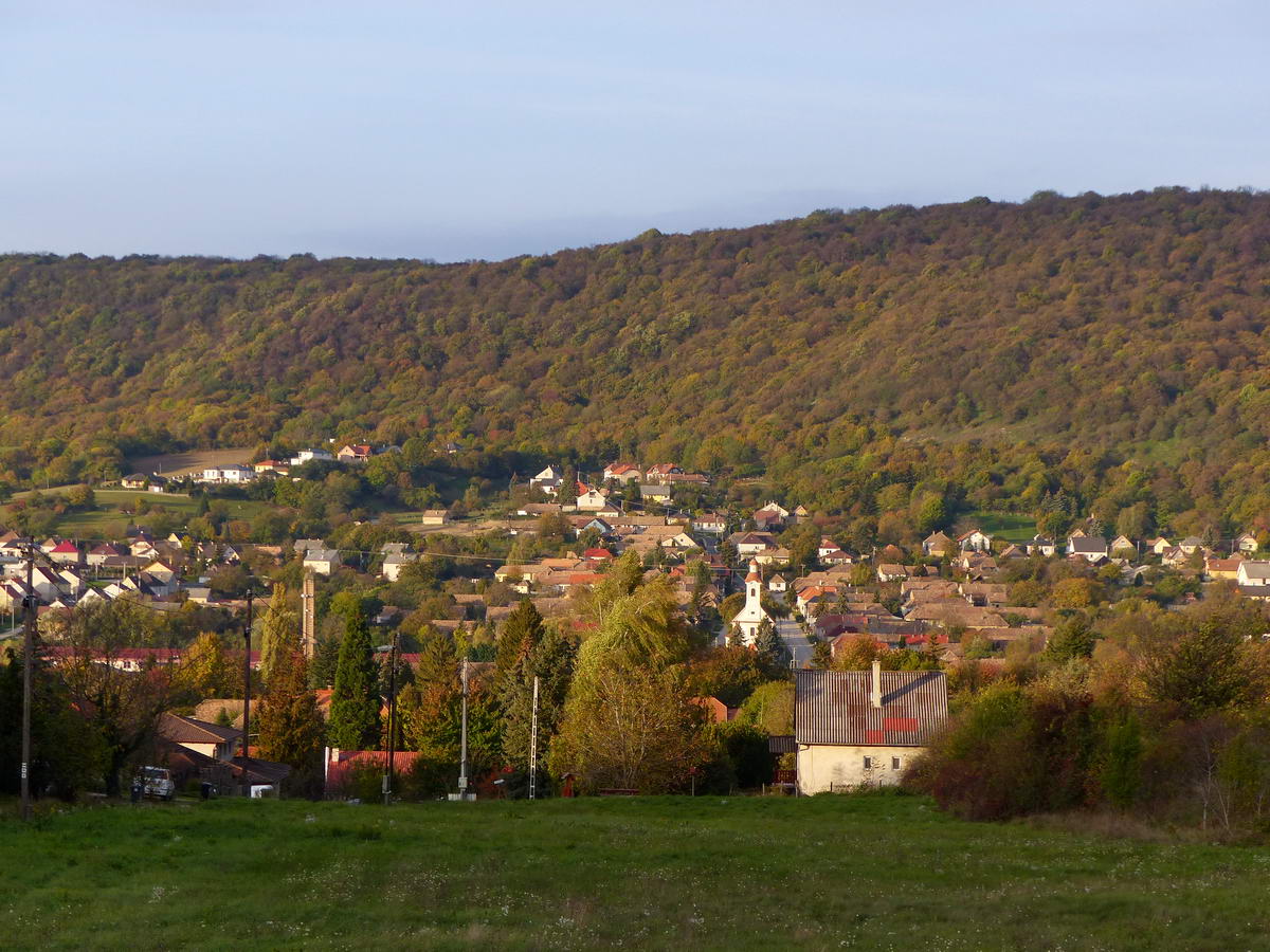 Már szélesebb panoráma nyílik a település végén a játszótértől