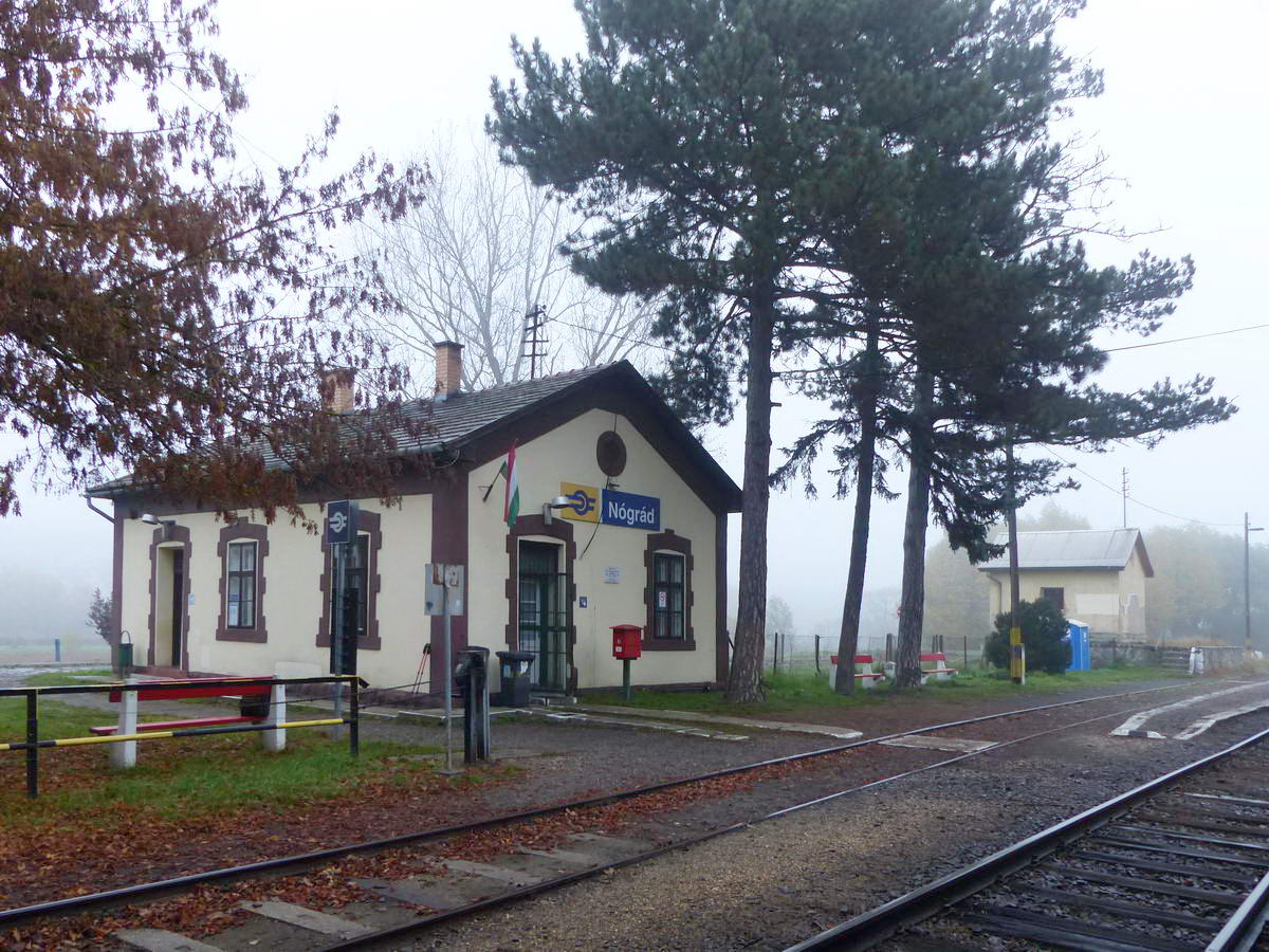 A nógrádi vasútállomás egy álmos, ködös reggelen