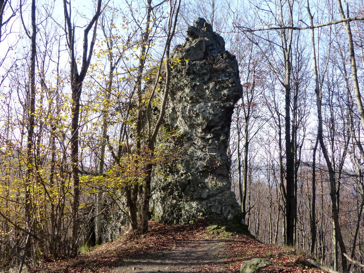 A Csóványos oldalában áll a Korona-kő andezittufa szirtje