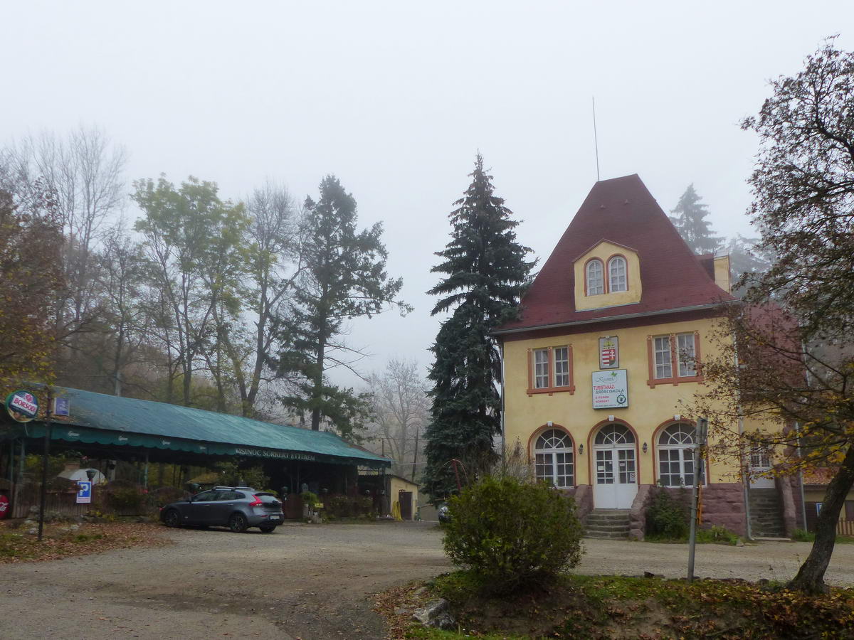 A Kisinóci turistaház főépülete és tőle balra a zárva lévő sörkert
