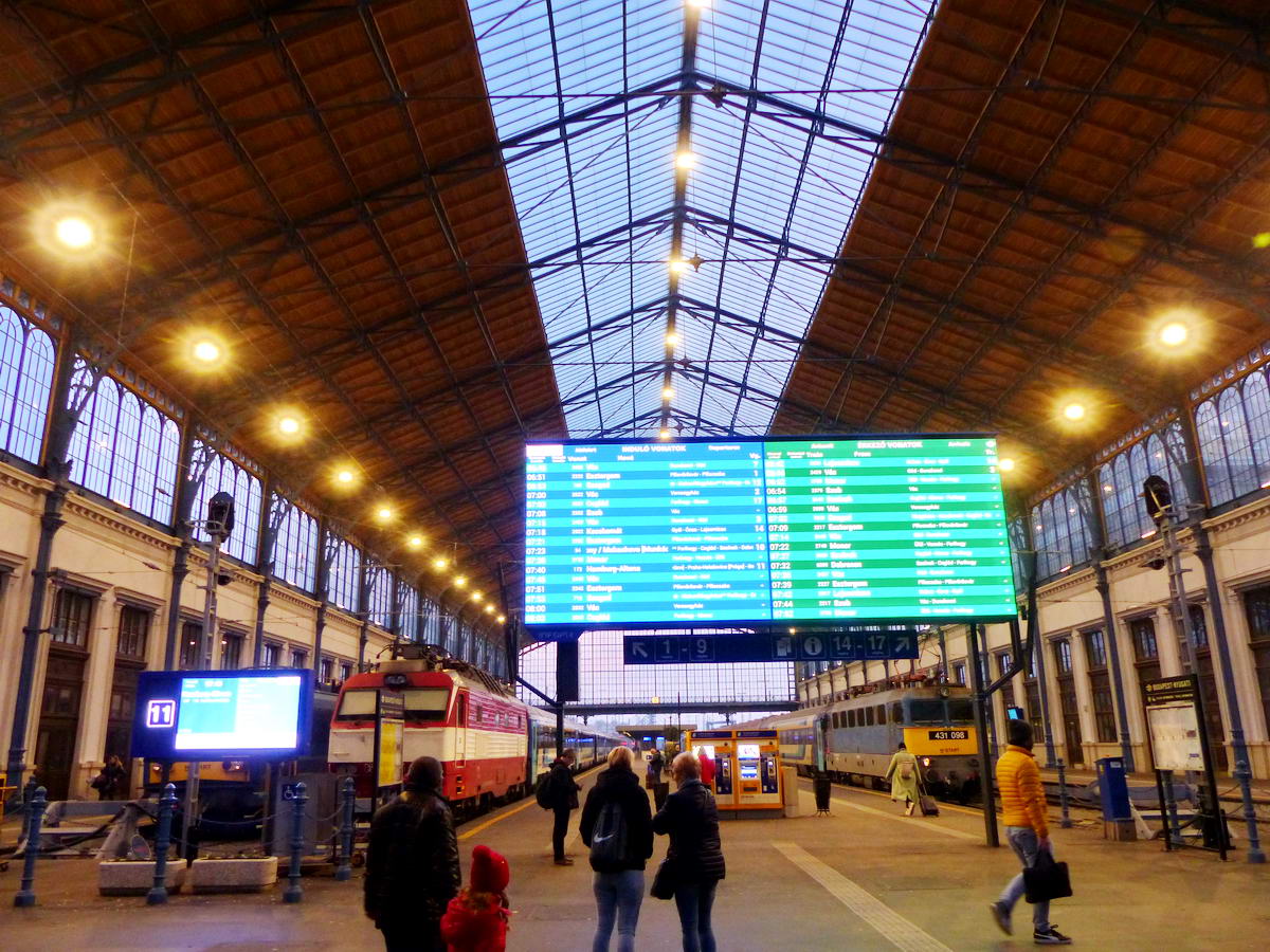 A Nyugati pályaudvar indulási csarnoka az új tájékoztató táblával