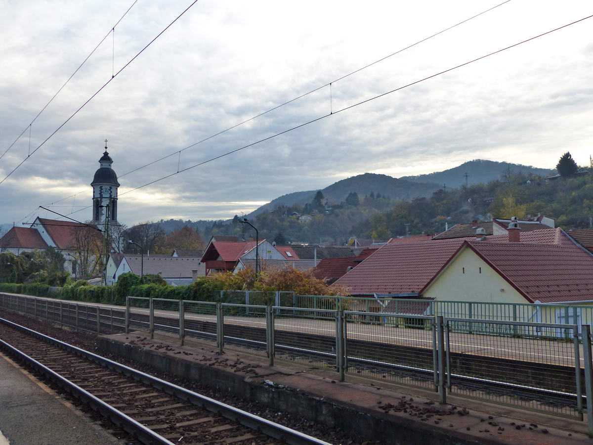 Kilátás a vasúti megállóból a Hegyes-tetőre (jobbra)