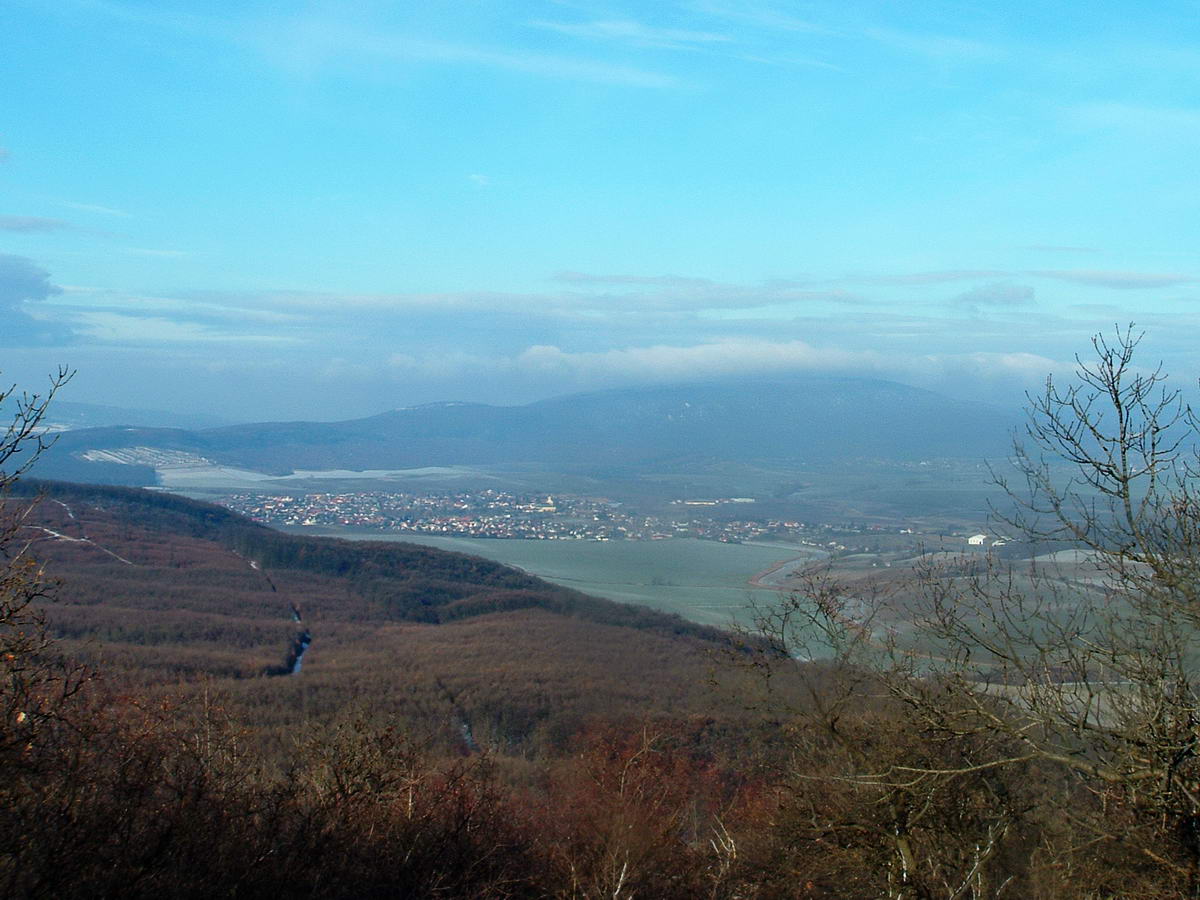 ...hogy megcsodálhassuk az északi pereméről a Tarjáni-medencére nyíló panorámát