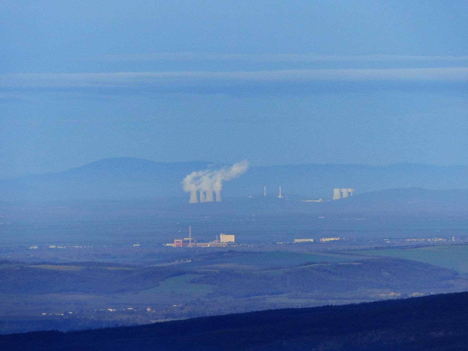 A mohi atomerőmű párafelhőket eregető hűtőtornyai jelzik, hogy most is hasítják ott az atomot