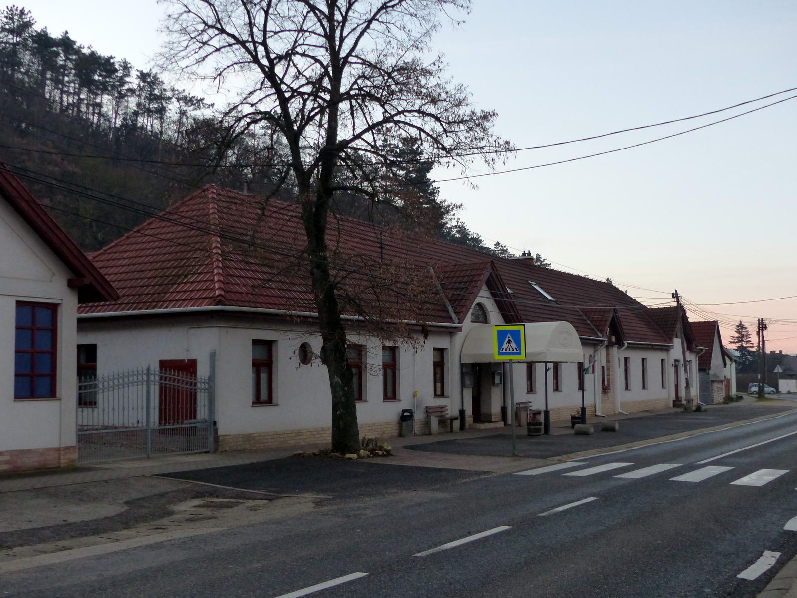 A turistaházzal szinte szemben áll az út túlsó oldalán a Vértes vendéglő épülete