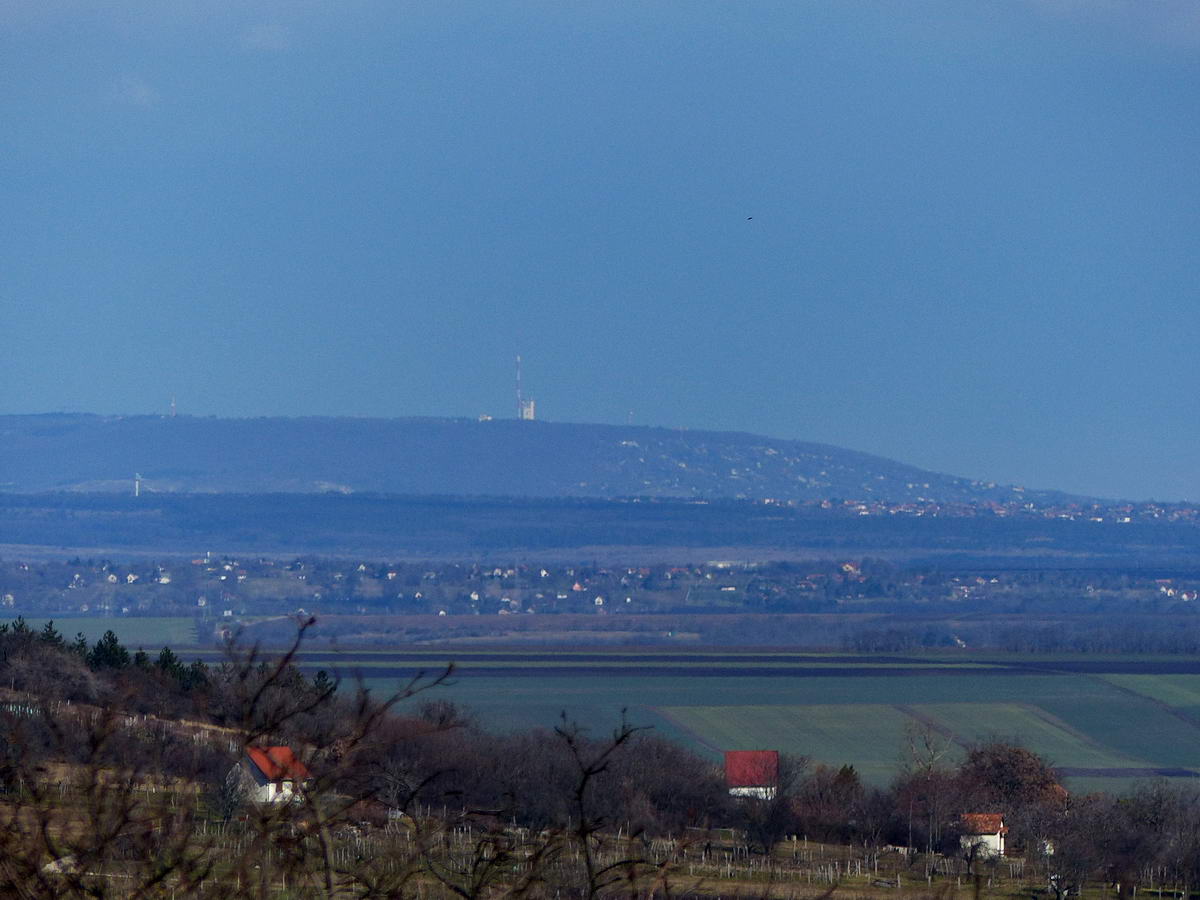 A távolban észrevettem a budapesti Széchenyi-hegyen álló TV adót is! Ez a kép a fényképezőgép legnagyobb zoomjával készült!