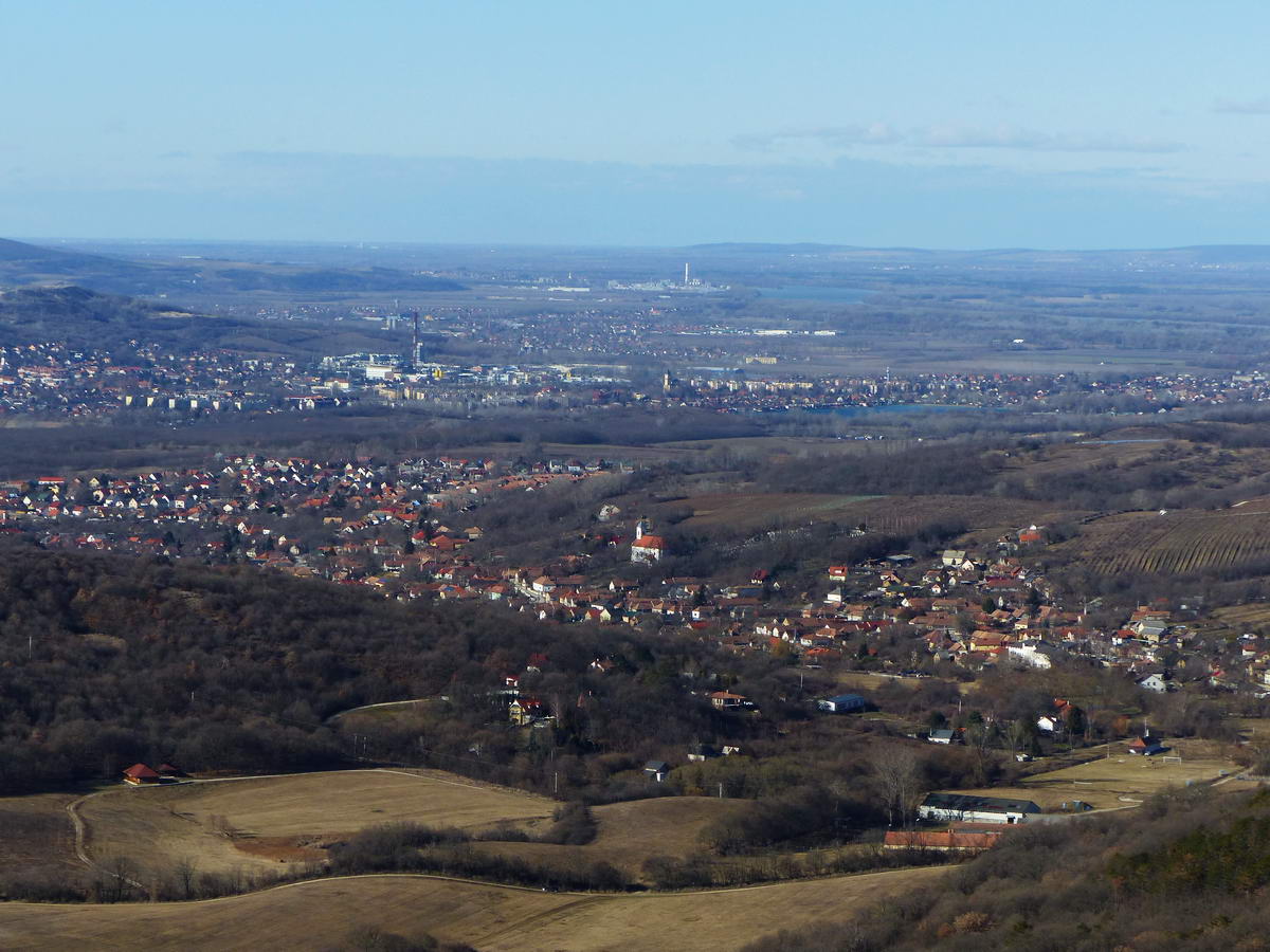 Egy kis zoom közelebb hozza a településeket, még a távoli Lábatlan gyárait is látjuk már.