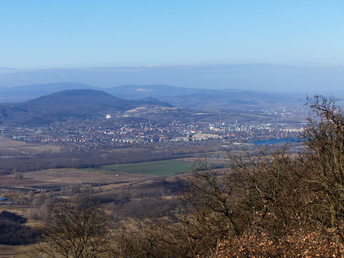 A Nagy-Gete (balra) és Dorog egy kis zoommal fényképezve