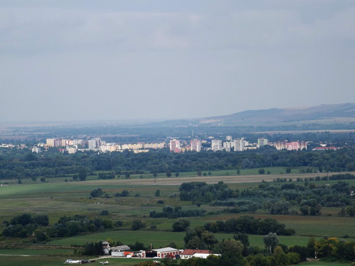 Kilátás a Kis-Strázsa-hegyről a Duna túlsó partján álló Párkány lakótelepeire