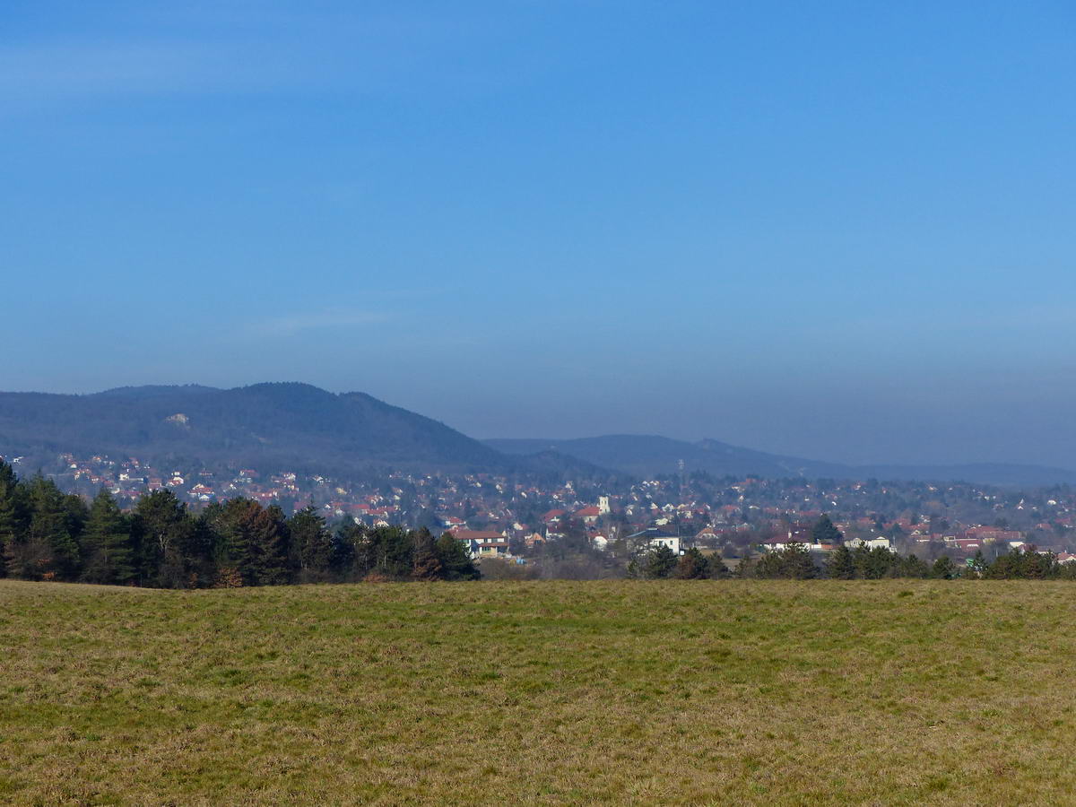 Jól látszik már a bal oldalon a Zsíros-hegy és előttem Solymár is