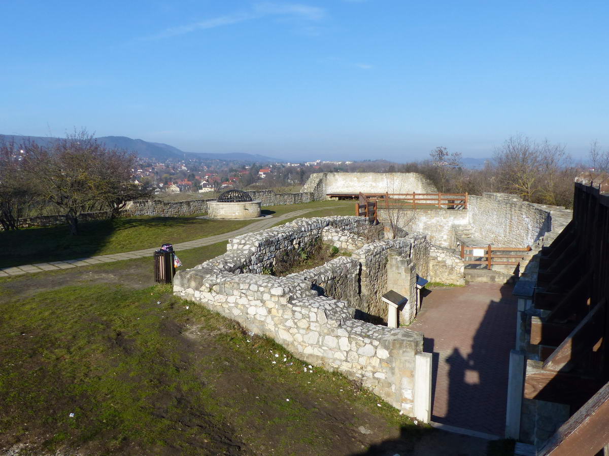 A vár feltért és részben visszaépített romjai