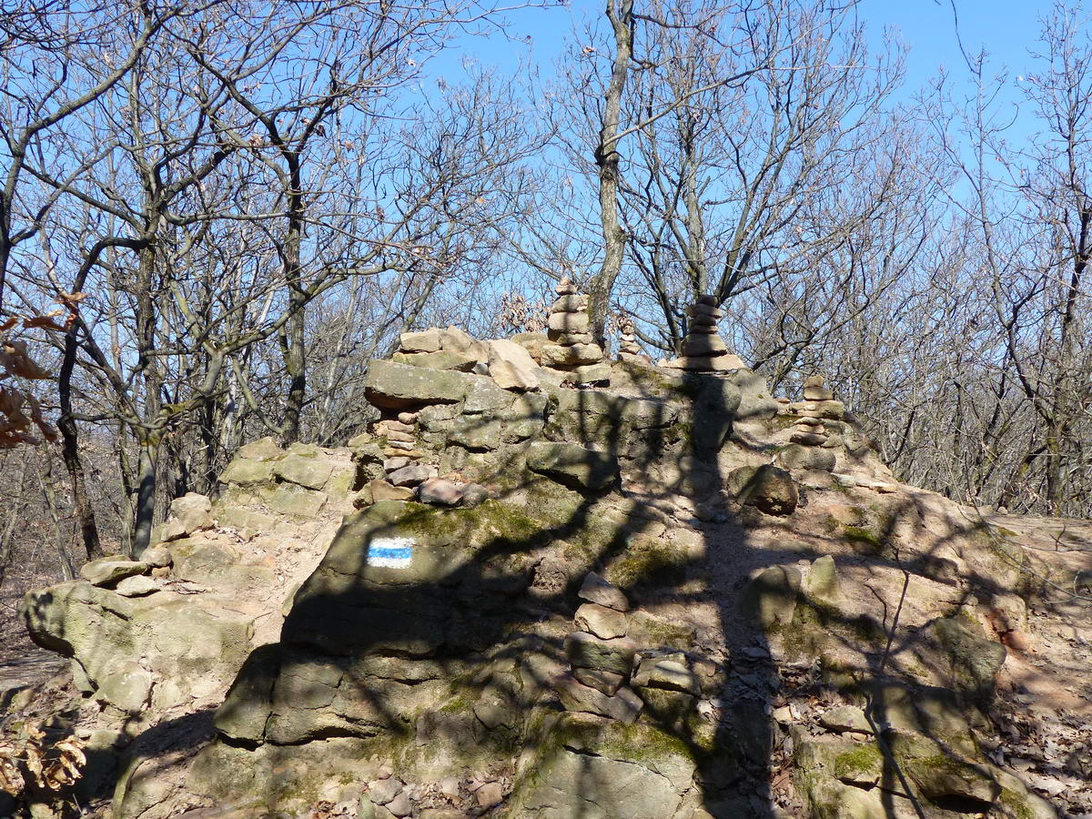 Kőtornyocskák egy sziklán