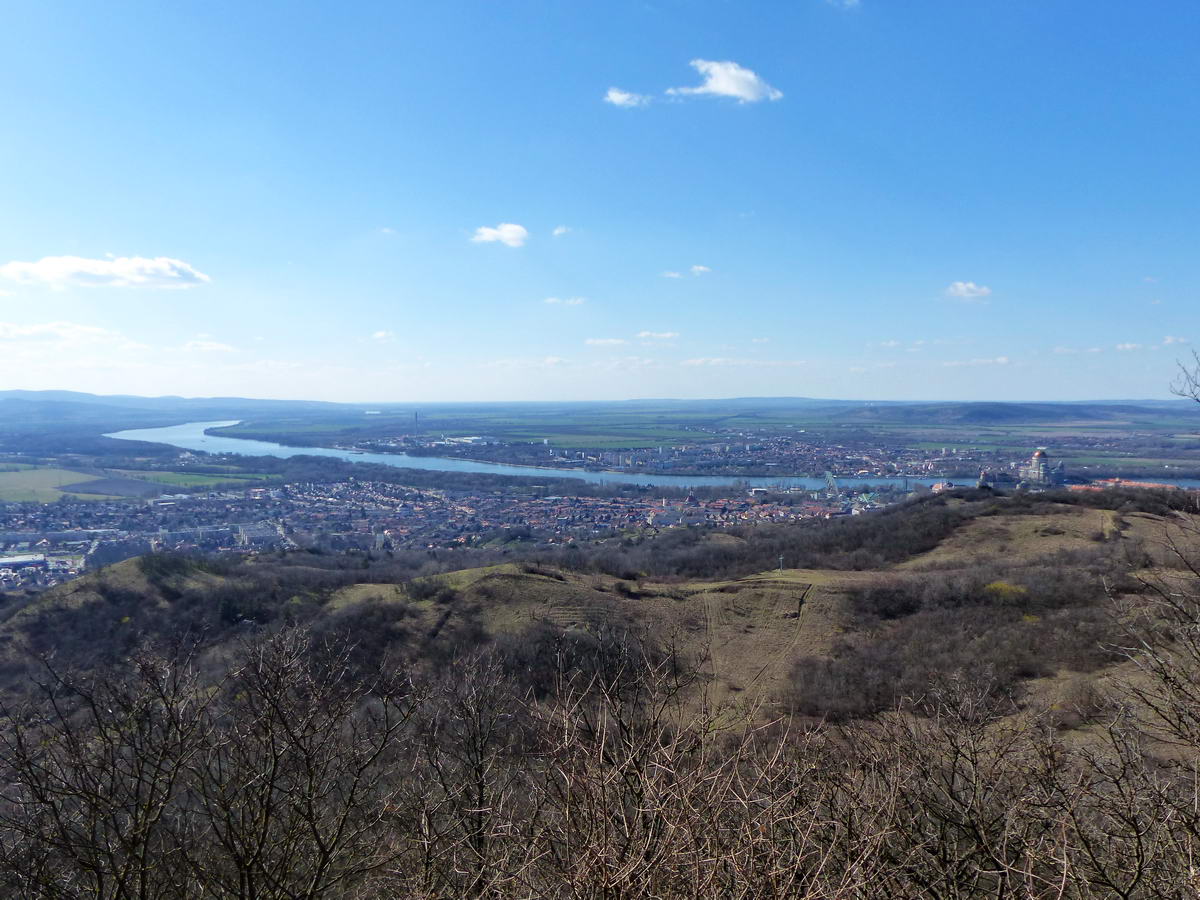 Kilátás kelet felé a városra és a Dunára. Ezért a panorámáért érdemes volt feljönni ide!