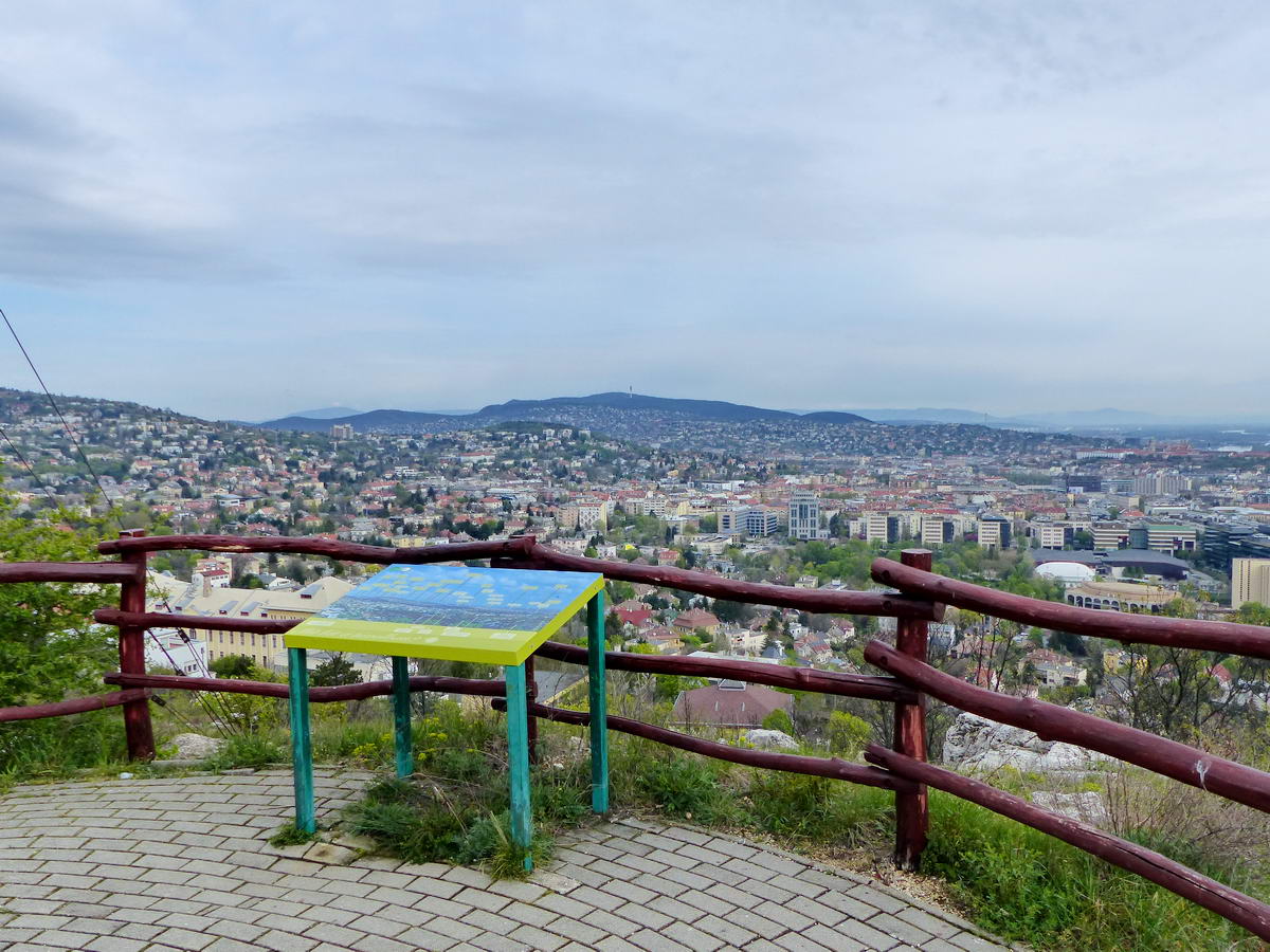 Felsétáltunk a látogatóközpont feletti kilátópontra, a Sas-hegy keleti csúcsára. A háttérben középen a Hármashatár-hegy áll, előtte Buda központi része terül el a MOM Park új épületeivel