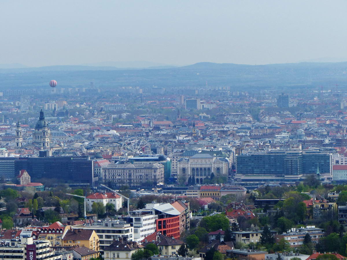 A Belváros a Duna-parti szállodasorral, a Vigadóval és a Bazilikával. A gödöllői dombok mögül idesejlik a Mátra is.