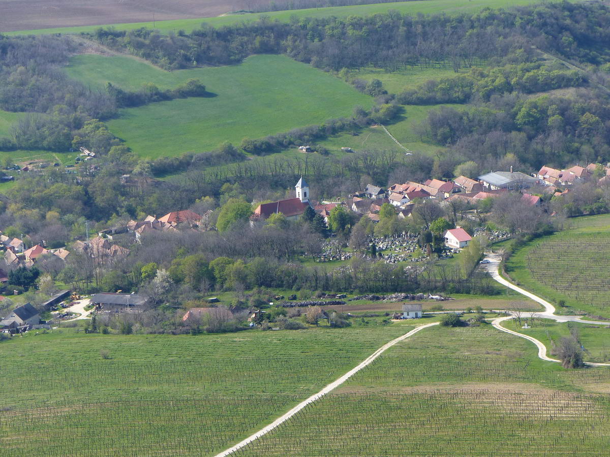 Kesztölc ófaluja a templommal és a falu feletti szőlőkkel