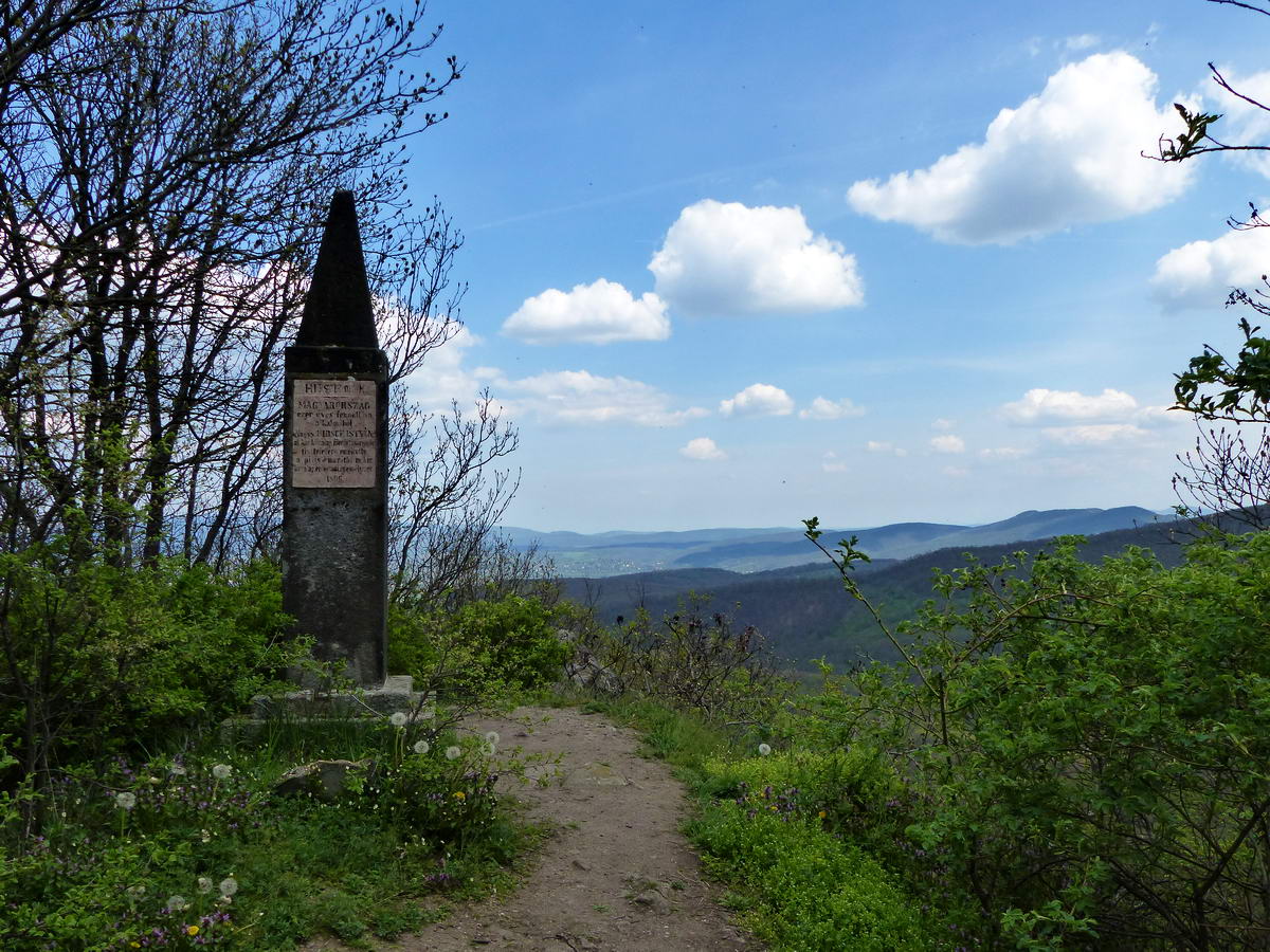 Egy kőobeliszk áll a Hirsch-orom csúcsán