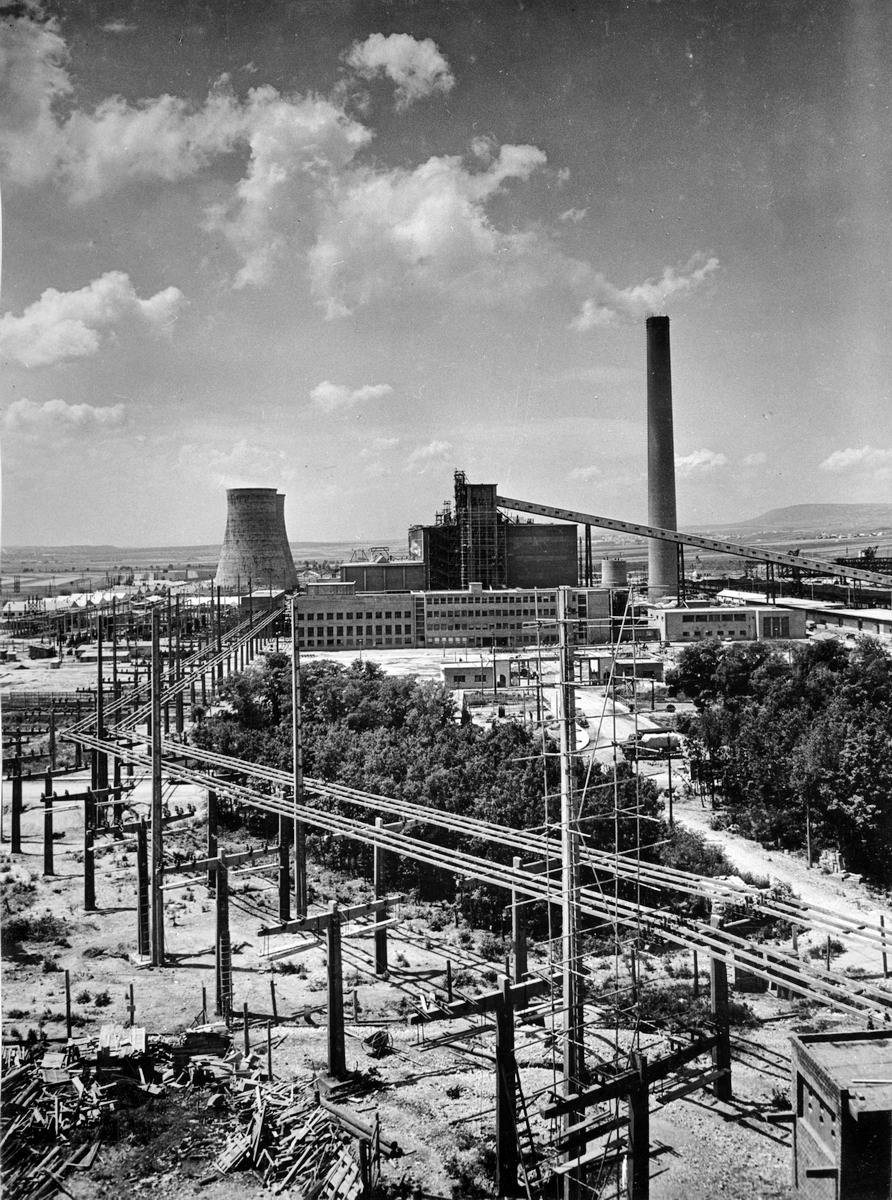 Ez a kép kelet felől készült az erőműről és jól látszanak rajta azok a sínhidak, melyeken keresztül energiát kapott az erőműből a mellett felépült alumíniumkohó.