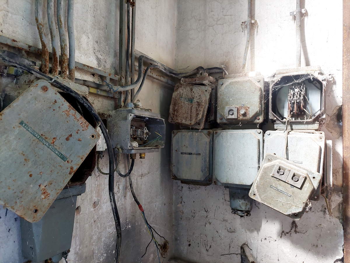 Kibelezett villamos tokozat a mozdony fűtőházában