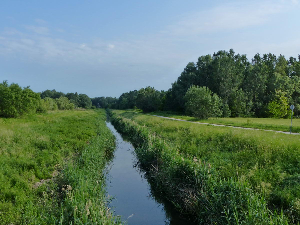 Az Által-ér a rajta átvezető hídról fényképezve