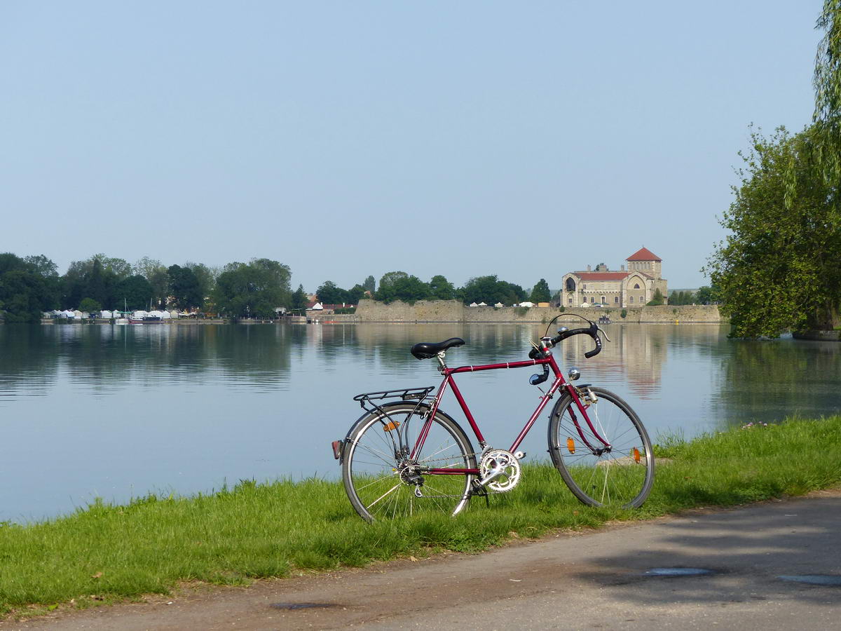 Az Öreg-tó látképe a Tatai várral és az öreg bicajommal