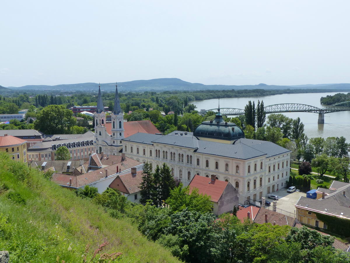 Kilátás a Bazilikától Esztergom belvárosára és a Mária Valéria hídra