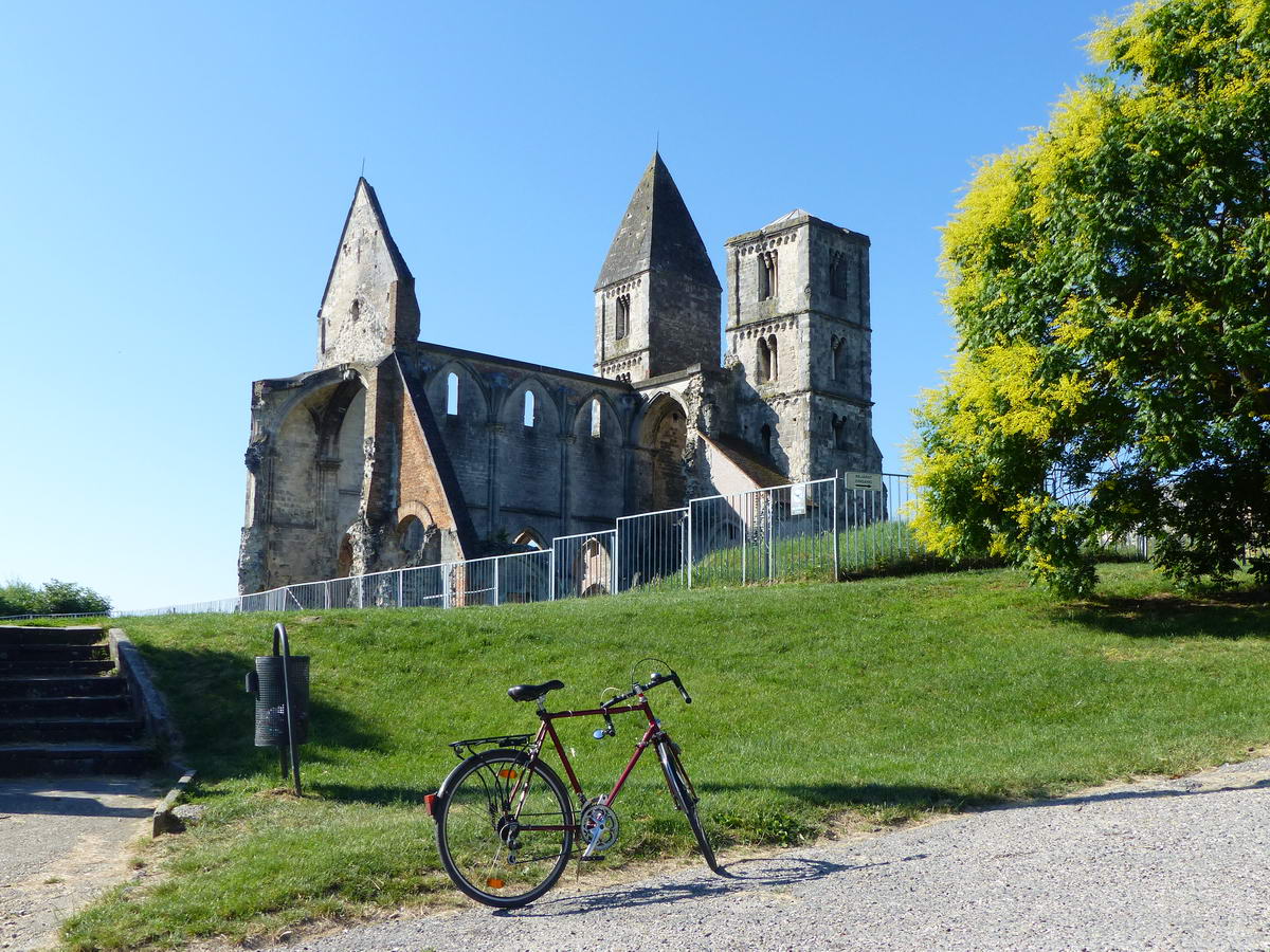 Feltekertem, illetve egy rövid szakaszon toltam a bringát a premontrei kolostor és templom romjaiig