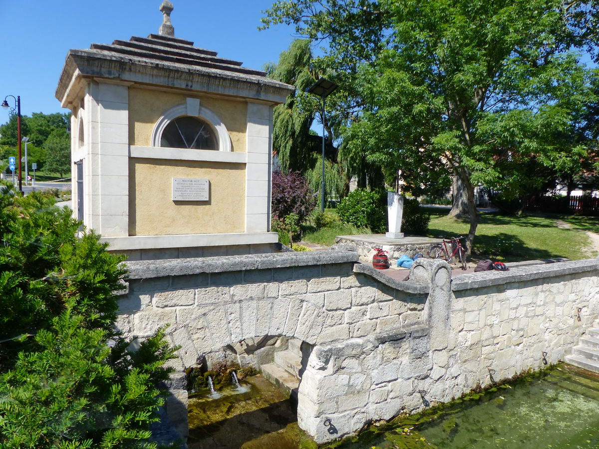 Pihenő az etyeki Magyar-kút parkjában