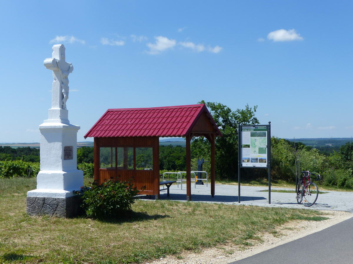 Kerékpáros pihenő egy dombtetőn