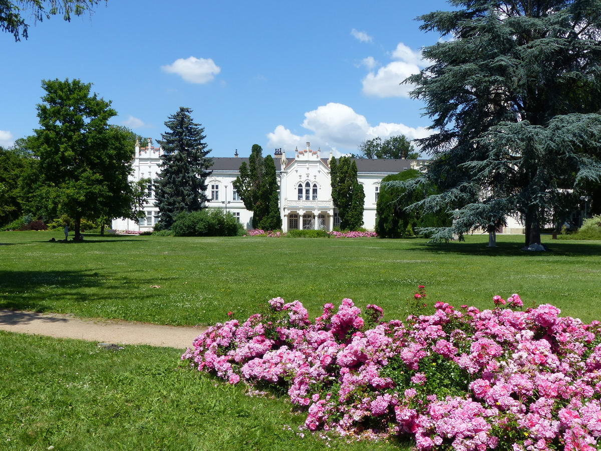 A martonvásári Brunszvik kastély a park kapuja felől nézve