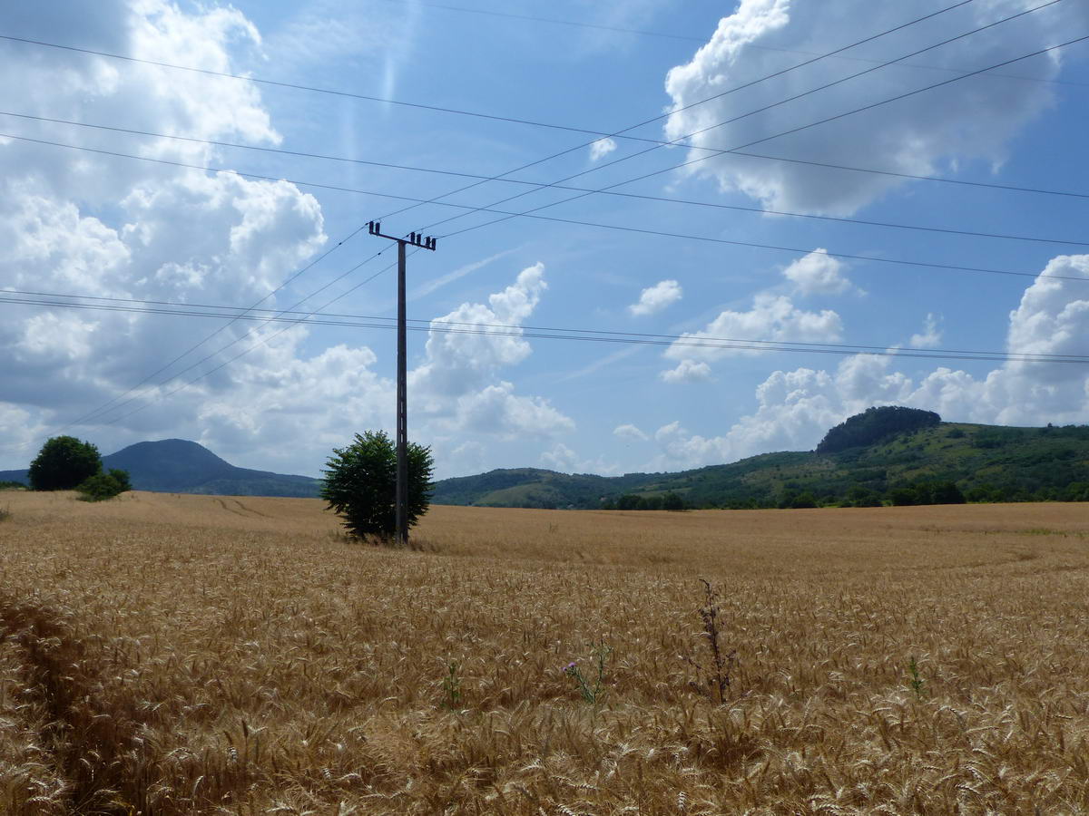 Visszatekintés a Nagy-Getére (balra) és a Hegyes-kőre (jobbra)