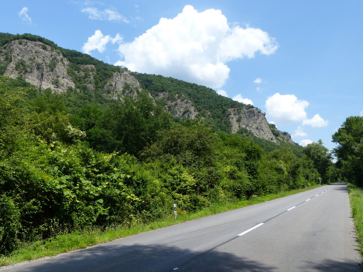 A Helembai-hegység lábainál vezet a kisforgalmú országút