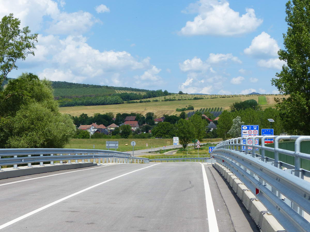 A Helemba és Ipolydamásd között még fel nem avatott hídon tekertem vissza Magyarországra