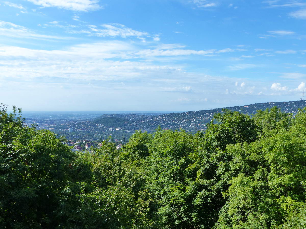 Jobbra tekintve a távolban a Sas-hegy, előtte a Kis-Sváb-hegy, jobbra pedig a Széchenyi-hegy oldala tűnik fel