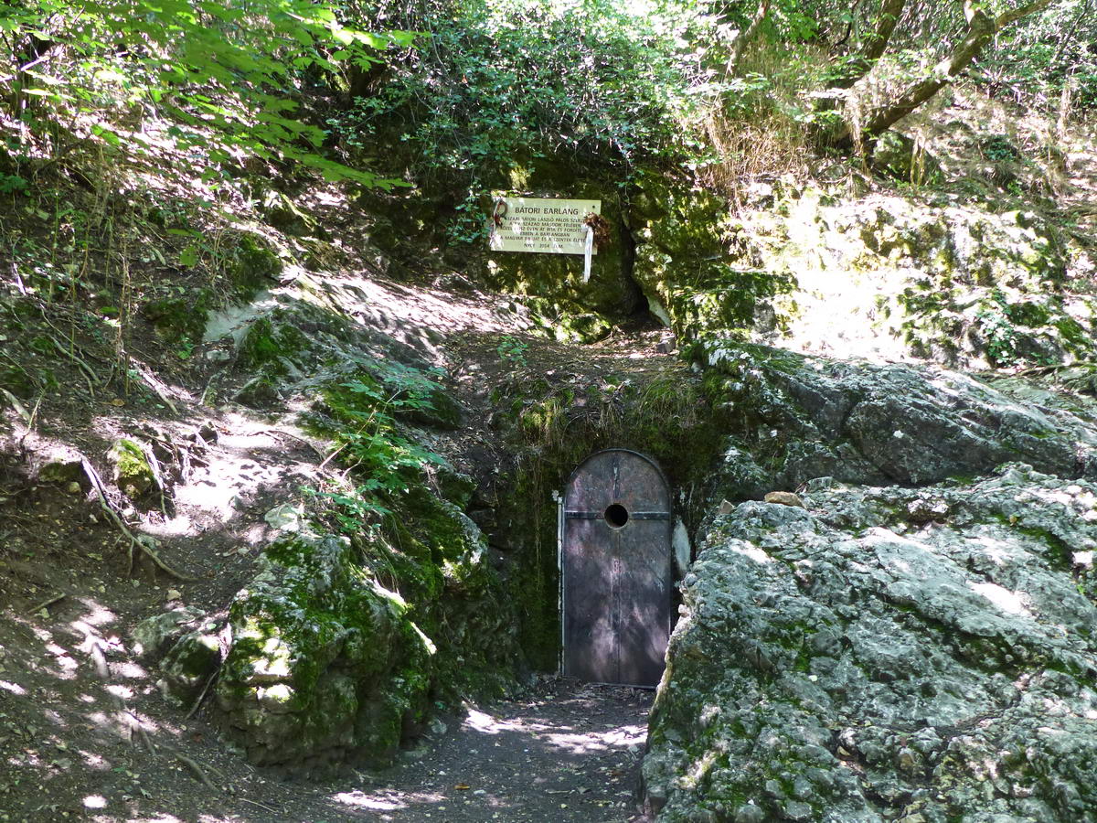 A Bátori-barlang bejárata már a Nagy-Hárs-hegy csúcsa közelében nyílik