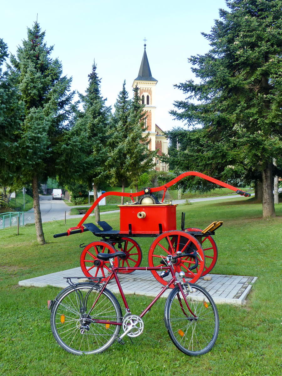 Dunaszentmiklós központjában a templom alatt áll a parkban az öreg tűzoltószekér