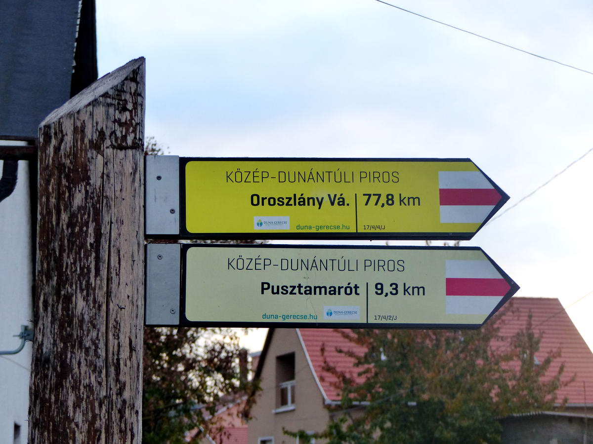 A Közép-dunántúli Piros Túra első útjelző oszlopa. Ezek a táblák végigkísérik az egész útvonalat és tényleg hasznos információkkal szolgálnak!