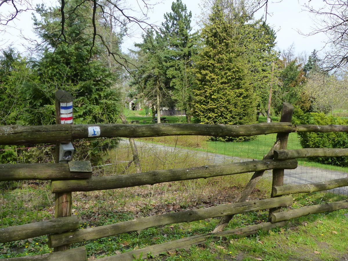 Kéktúra pecsételőhely az erdészház kerítésén