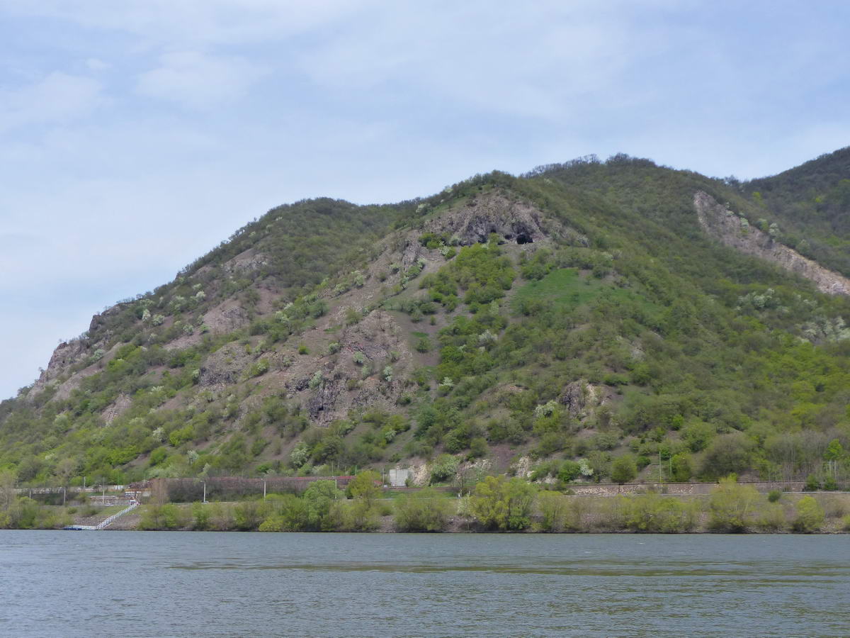 Velem szemben a Szent Mihály-hegy tornyosult, ezt kerüli meg a Duna a hatalmas ‘U‘ kanyarjával