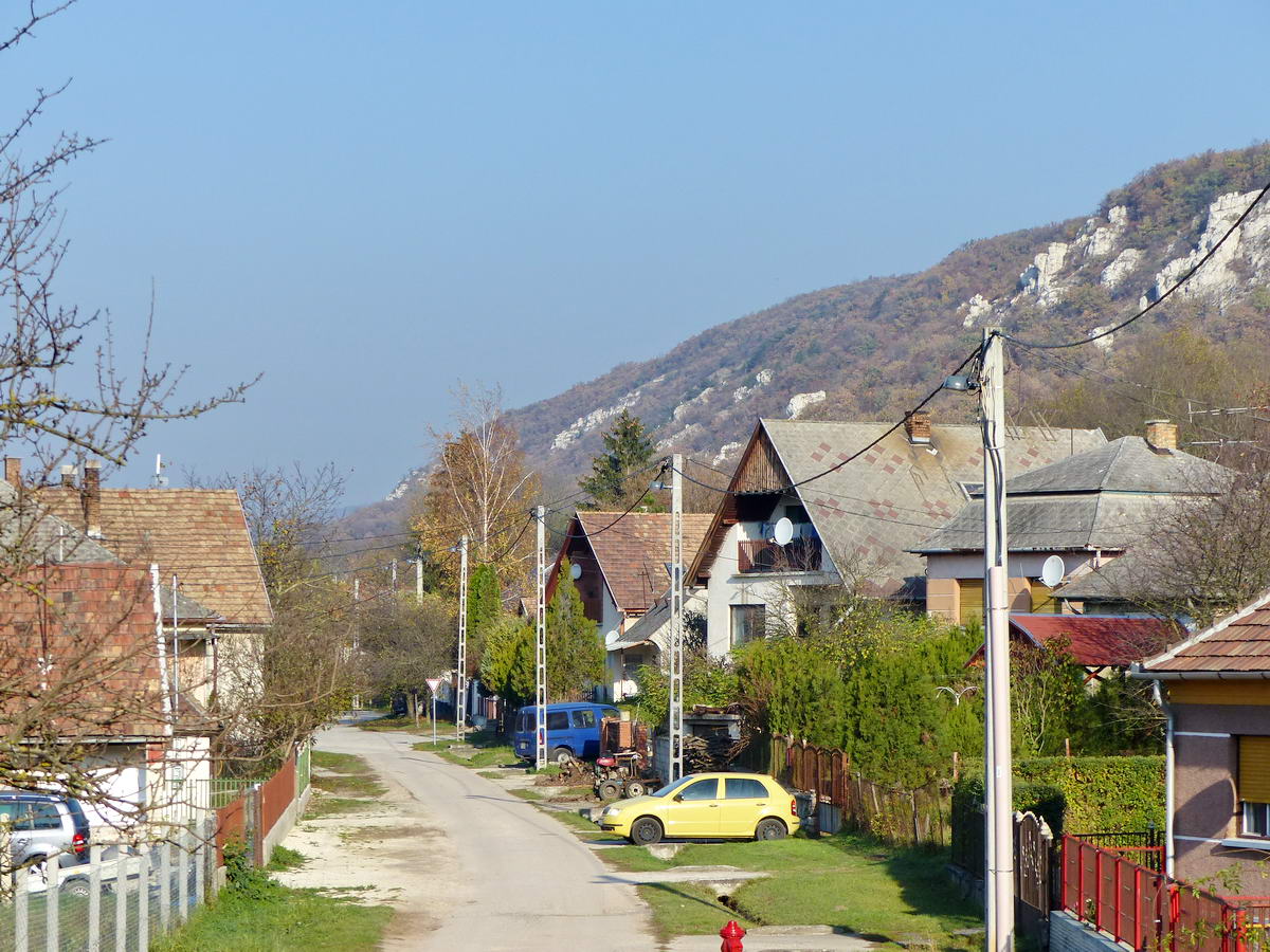 A Szőlőhegy utca házsora a Lófingató-hegy sziklás oldala alatt vezet el