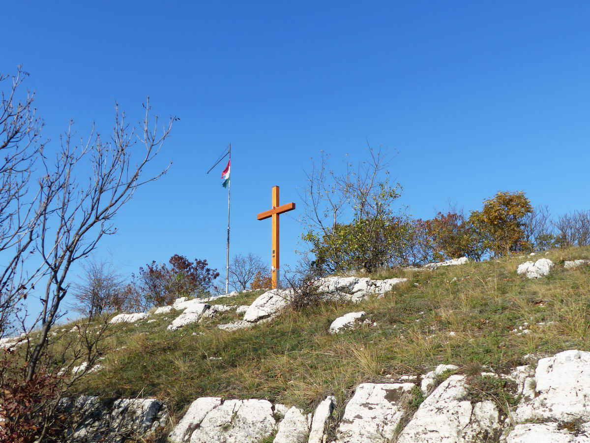 Feltűnt előttem a hegytetőn álló fakereszt és a tépett magyar zászló