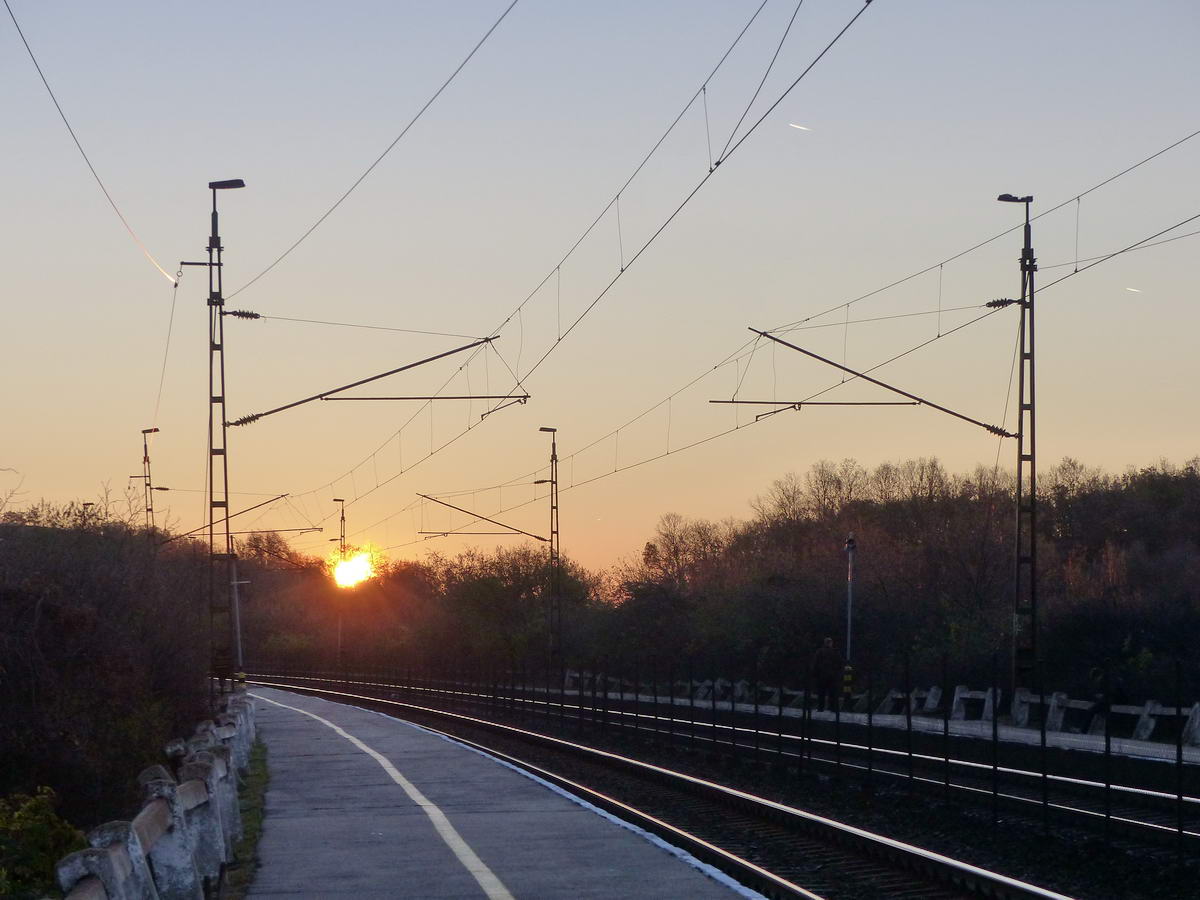 Napkelte Szár vasúti megállójában