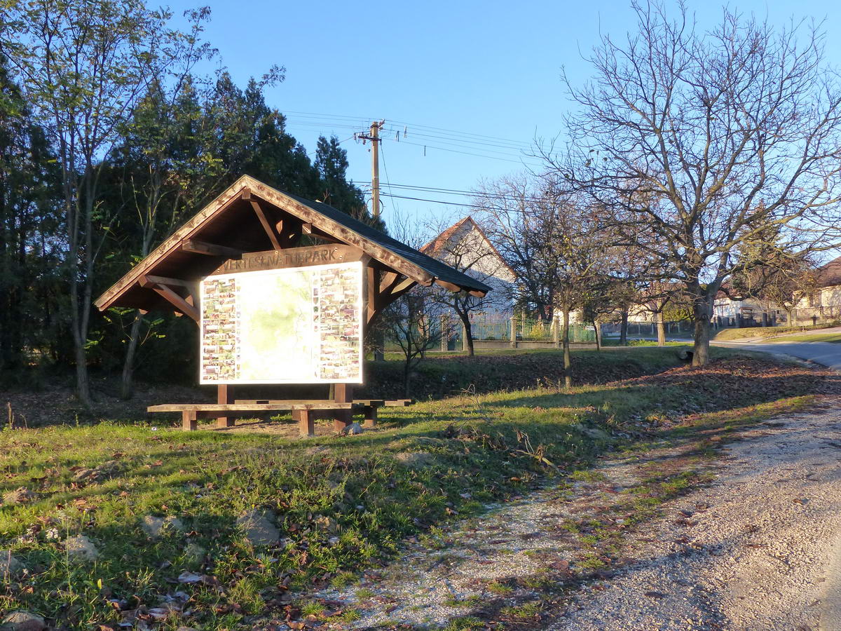 A sörözővel majdnem szemben áll a Vértesi Naturpark tájékoztató táblája