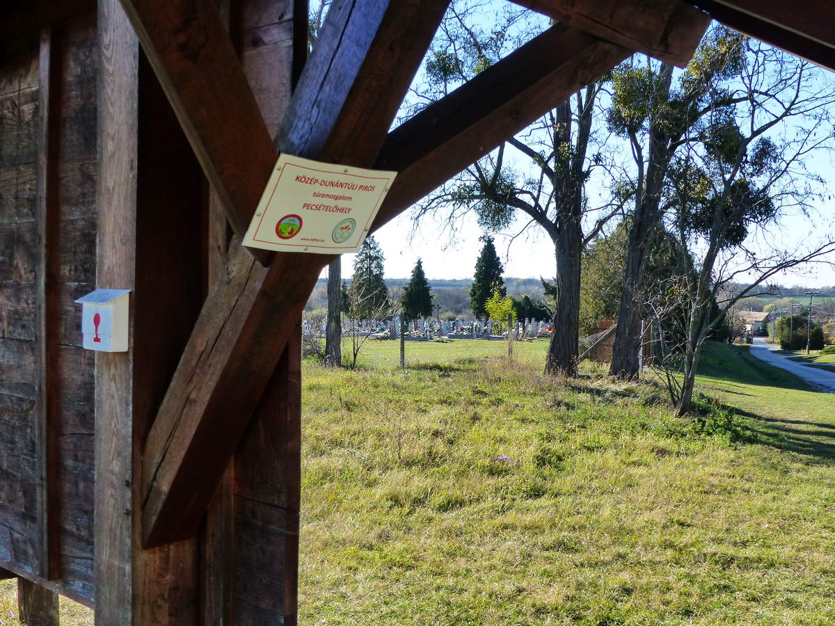 Közép-dunántúli Piros Túra pecsételőhely a temető mellett