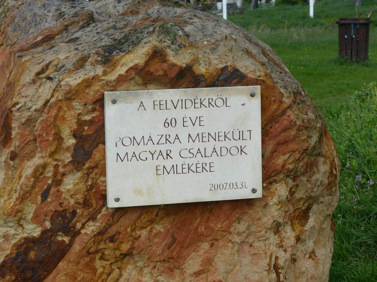 A betelepítettek emléktáblája Pomázon