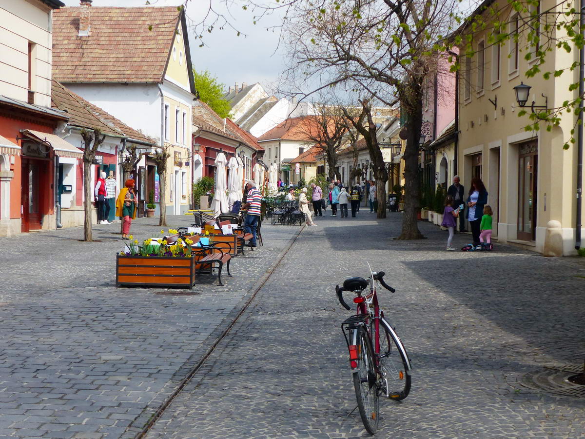 Végigtoltam a bringát a macskaköves utcákon