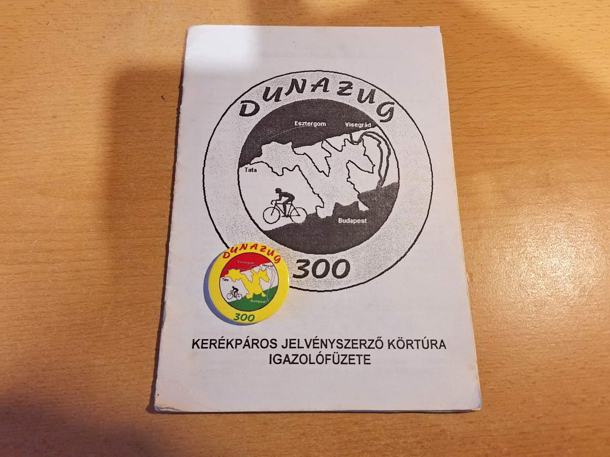 A Dunazug 300 igazolófüzete és jelvénye