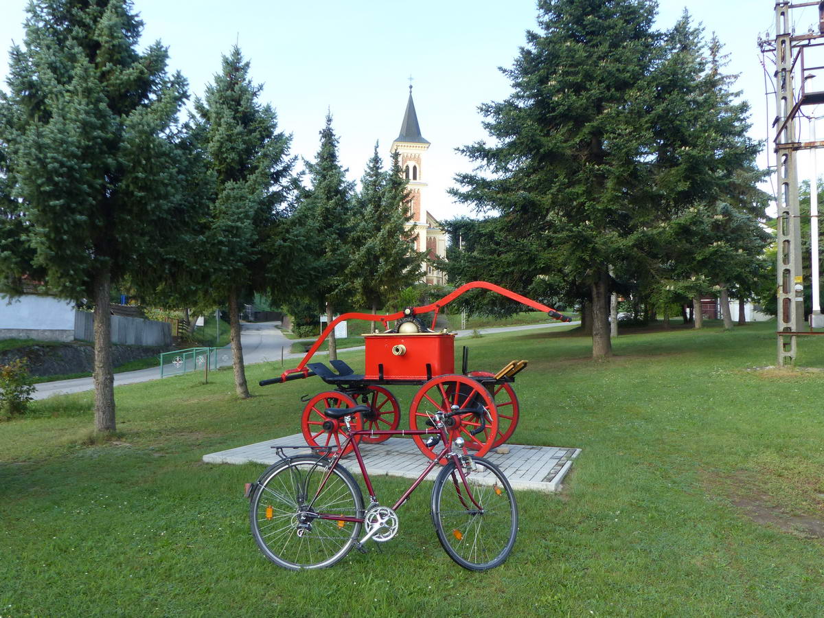 Dunaszentmiklós központjában áll ez a régi tűzoltószekér egy kis parkban