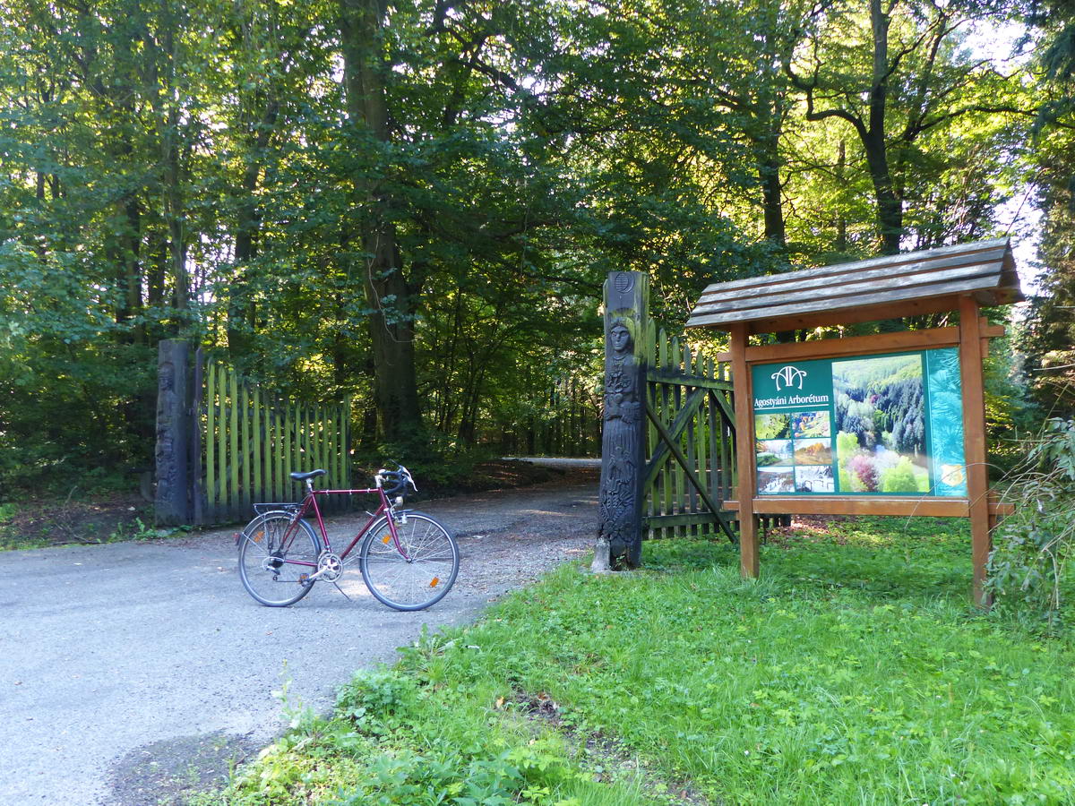 Rövid megállás az Agostyáni Arborétum kapuja előtt